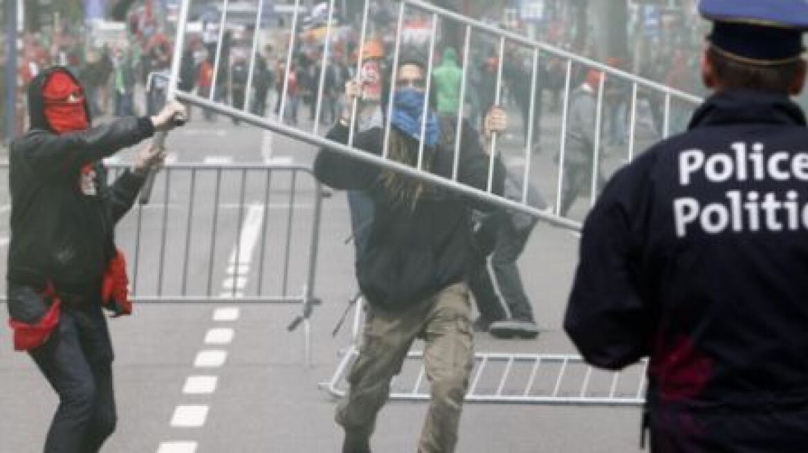 Βίντεο: Άγριες συγκρούσεις μεταξύ διαδηλωτών και αστυνομίας στις Βρυξέλλες